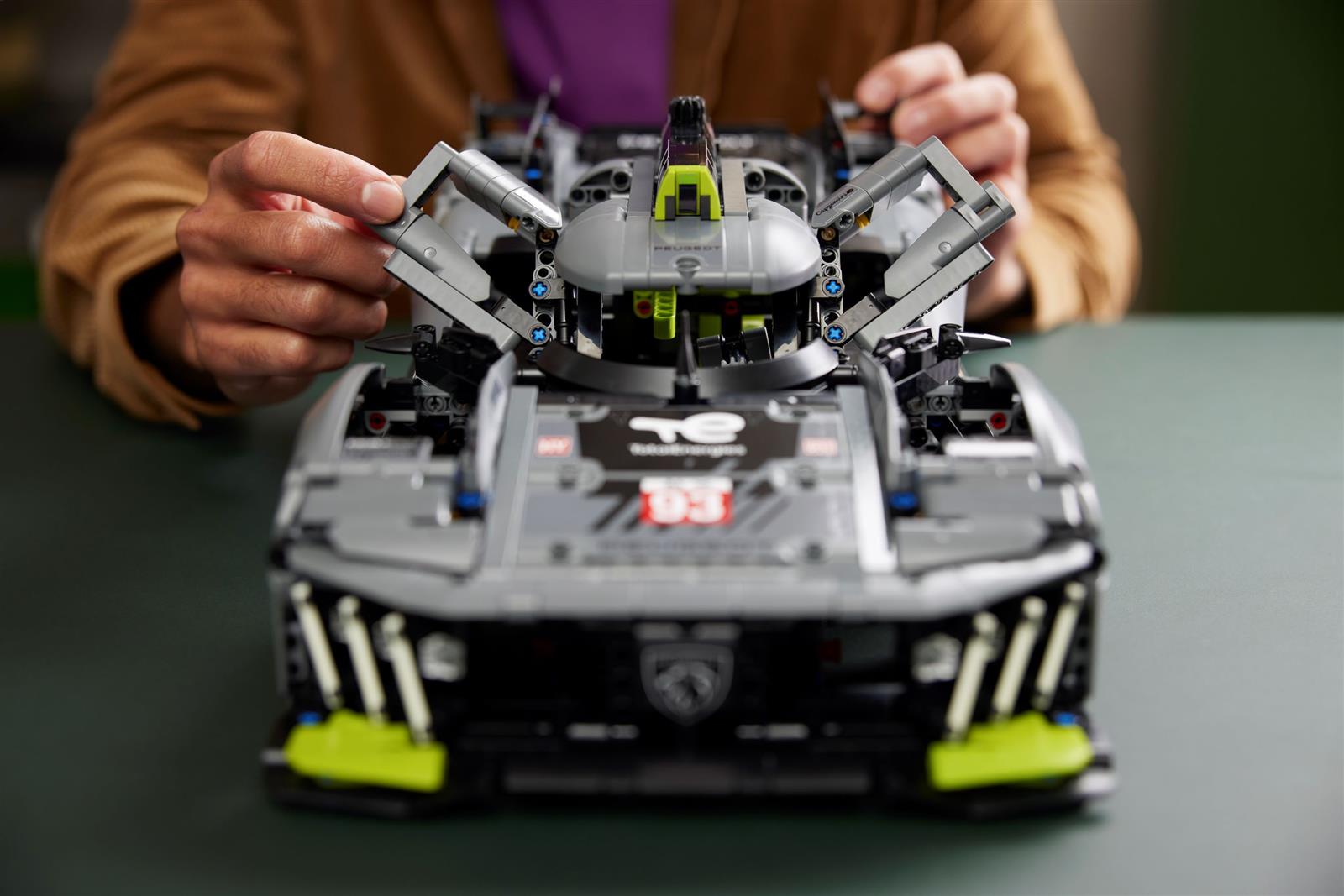 LEGO® Technic™ 42156 PEUGEOT 9X8 24H Le Mans Hybrid Hypercar