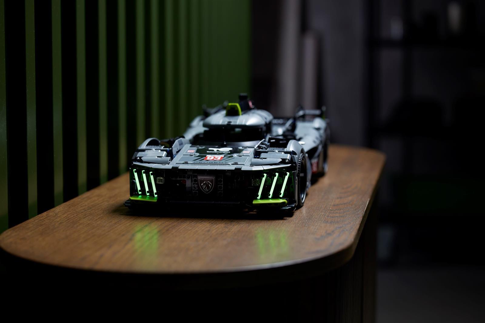 LEGO® Technic™ 42156 PEUGEOT 9X8 24H Le Mans Hybrid Hypercar