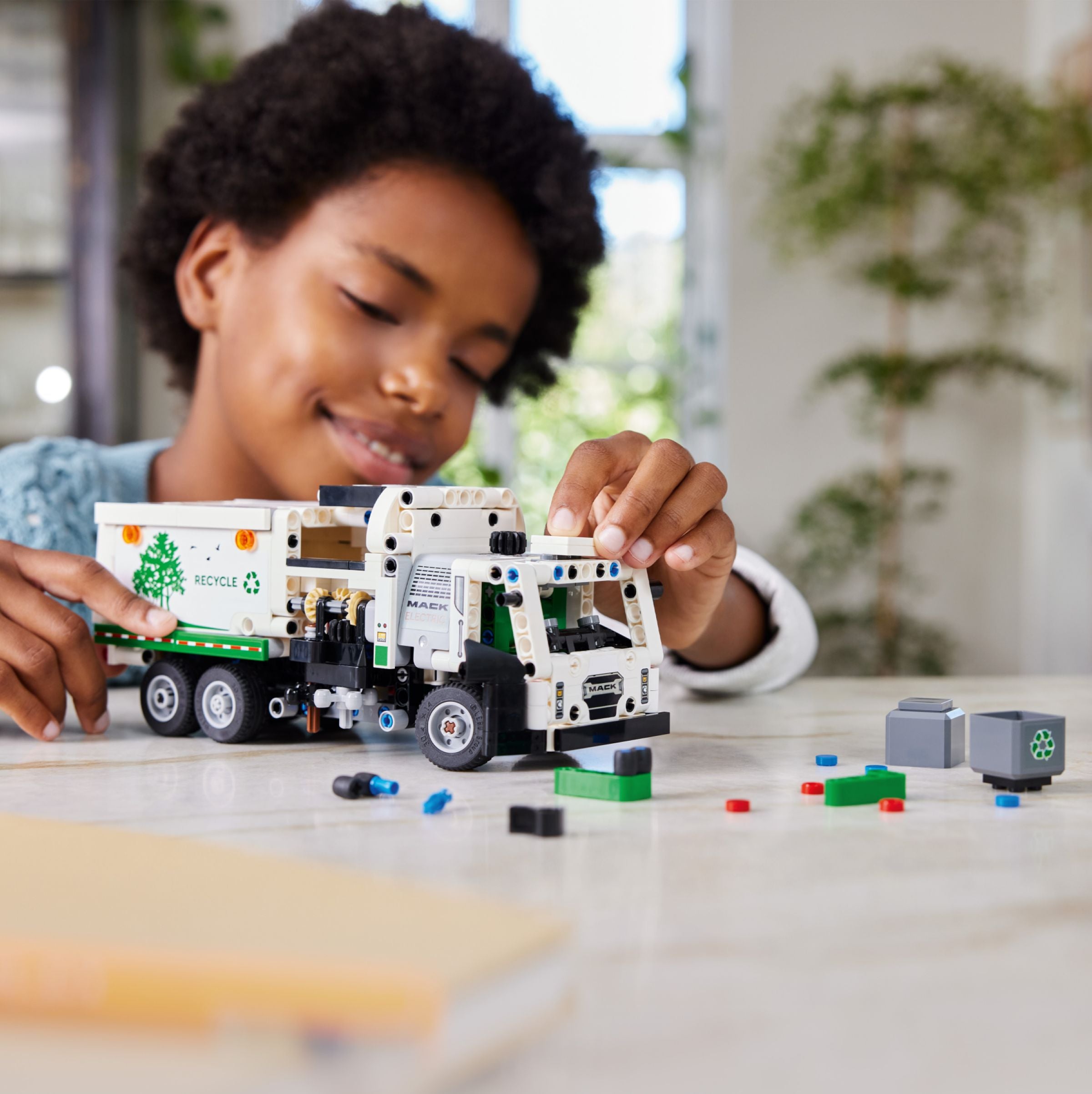 LEGO® Technic™ 42167 Mack® LR Electric Müllwagen