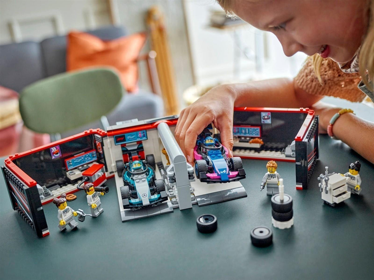 LEGO® City 60444 F1® Garage mit Mercedes-AMG & Alpine Rennautos