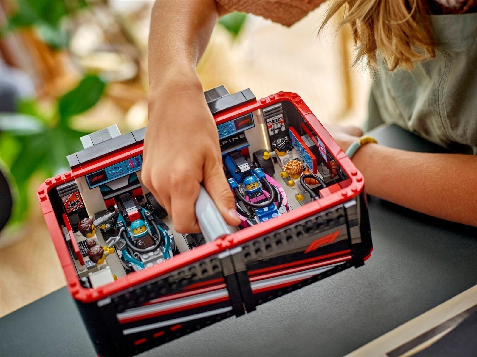 LEGO® City 60444 F1® Garage mit Mercedes-AMG & Alpine Rennautos
