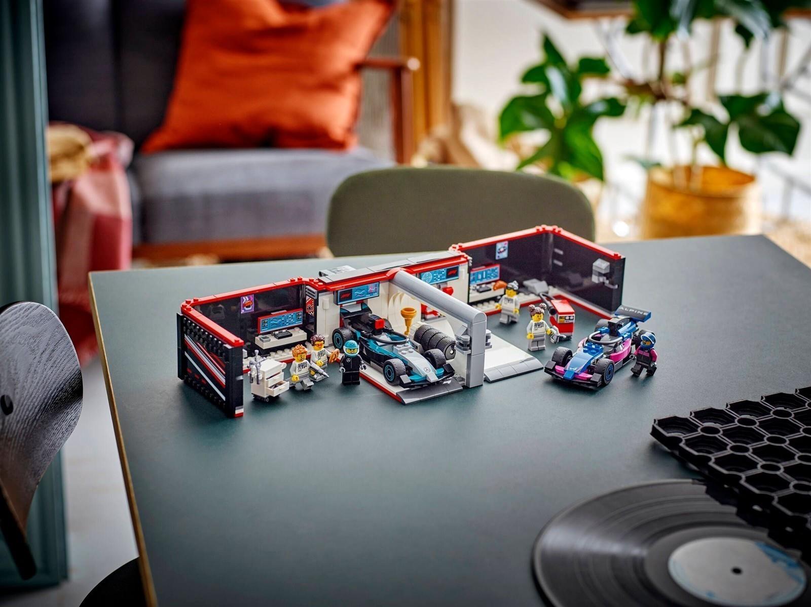 LEGO® City 60444 F1® Garage mit Mercedes-AMG & Alpine Rennautos